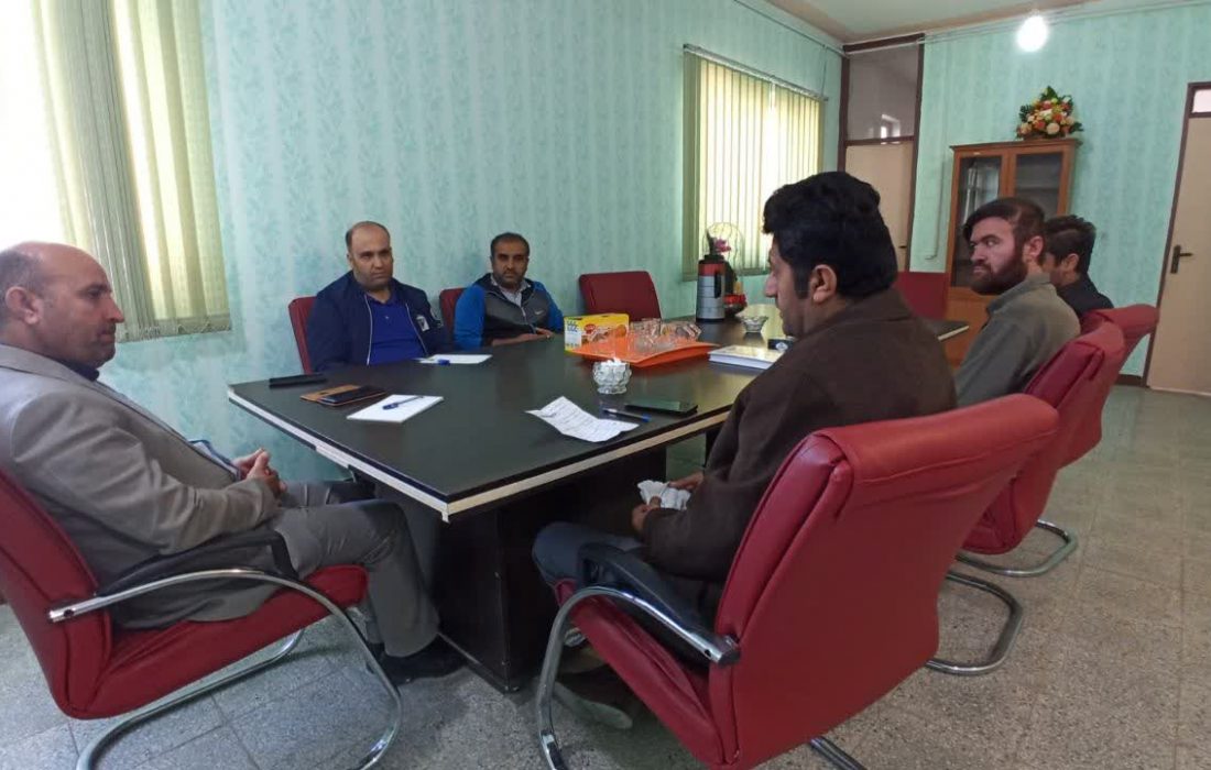 نشست صمیمی سرپرست اداره فرهنگ و ارشاد اسلامی شهرستان کهگیلویه با اعضای کانون بسیج هنرمندان 