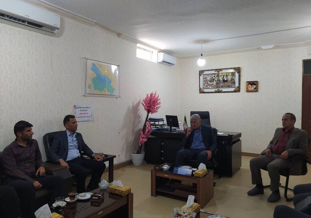 مدیر جهاد کشاورزی به همراه کارشناسان مجموعه جهاد کشاورزی با فرماندار شهرستان