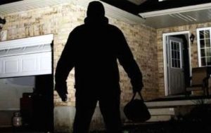 با هوشیاری پلیس کهگیلویه، شبگرد منازل مسکونی این شهرستان با ۱۲ فقره سرقت به دام قانون افتاد و به اقدامات مجرمانه خود پایان داد