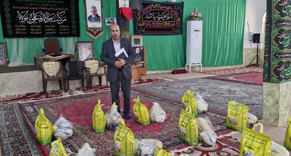 توزیع بسته‌های معیشتی بین دانش آموزان بی‌سرپرست در کهگیلویه