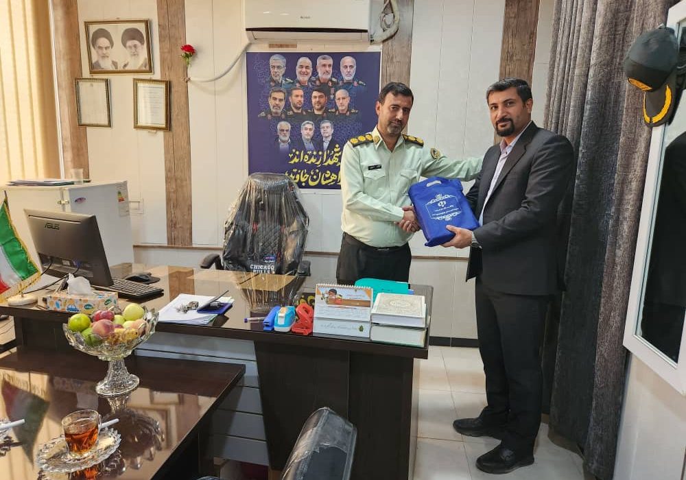 تجلیل رئیس بانک رفاه کارگران دهدشت از رئیس کلانتری ۱۱ به مناسبت هفته نیروی انتظامی
