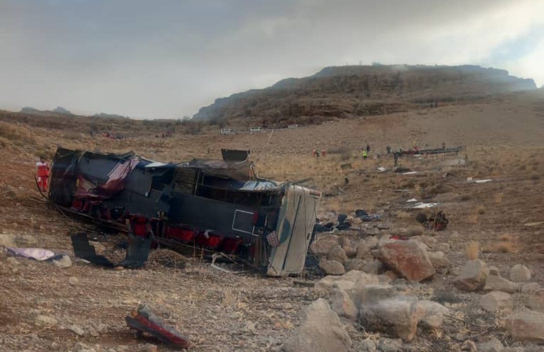 واژگونی اتوبوس سه کشته و ۱۵ مصدوم بر جا گذاشت
