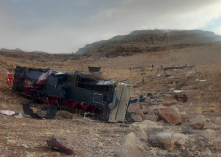 واژگونی اتوبوس سه کشته و ۱۵ مصدوم بر جا گذاشت