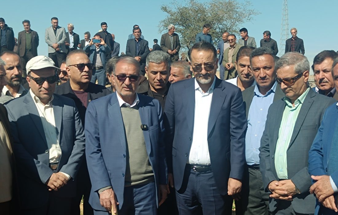 کلنگ‌زنی چمن مصنوعی روستای بی‌منجگان کهگیلویه به نیابت از هفت پروژه ورزشی شهرستان