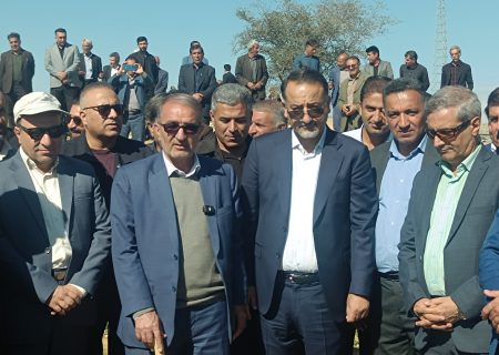 کلنگ‌زنی چمن مصنوعی روستای بی‌منجگان کهگیلویه به نیابت از هفت پروژه ورزشی شهرستان